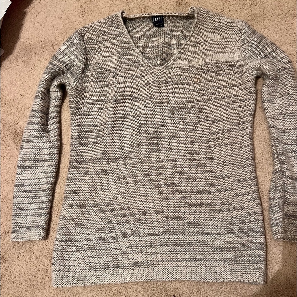 GAP Women's V-Neck Sweater - Gray